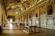 Sala interna del Louvre con arte rinascimentale.