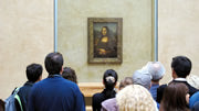 Spettatori che guardano La Gioconda al Louvre