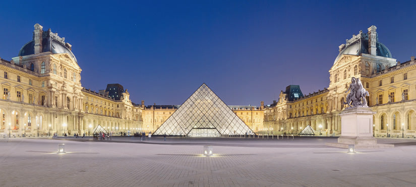 Esterno del Museo del Louvre con piramide di vetro.